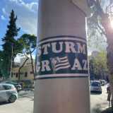 Il nostro viaggio fra le tifoserie di mezzo mondo finisce in via Di Tullio, nel quartiere Picone. Su un semaforo ecco lo sticker dello Sturm Graz, club austriaco vincitore a sorpresa dell�ultimo scudetto della Bundesliga